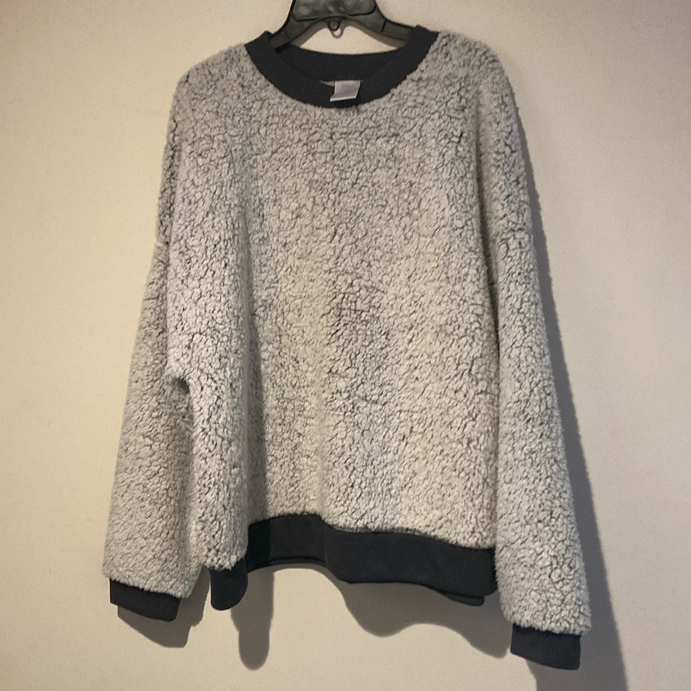 Secret Treasures faux sherpa crew neck pullover top women’s XL light gray